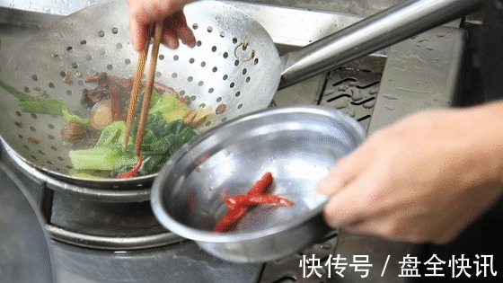 鸡肉|这道菜，曾被美食节目收录，皮酥肉嫩、鲜香麻辣，很适合中秋家宴