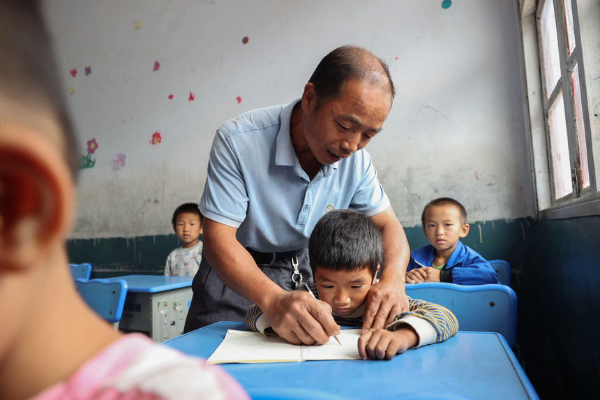 中心小学|“全科老师”坚守二十四载 只为大山里“希望之声”不断