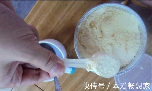 孙子|姥姥沉迷电视,忘给孙子喂奶,接下来宝宝动作熟练地让人“想笑”