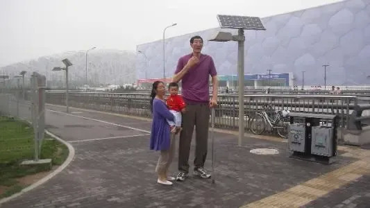第一男|中国第一男巨人鲍喜顺:12年前不听医生建议生下儿子,如今怎样了