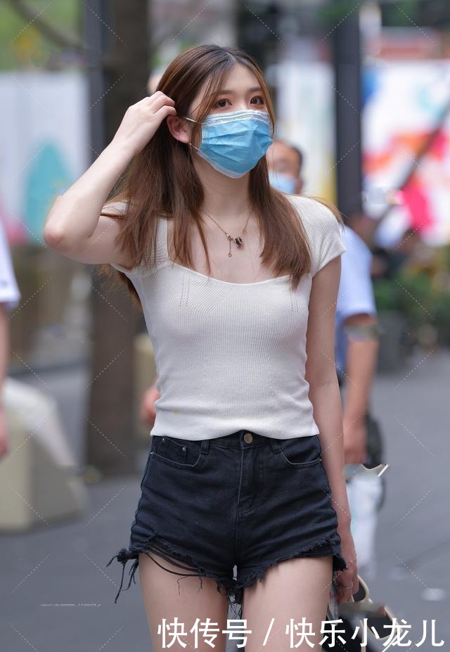 白色针织衫搭配黑色毛边裤，简约活泼，日常休闲