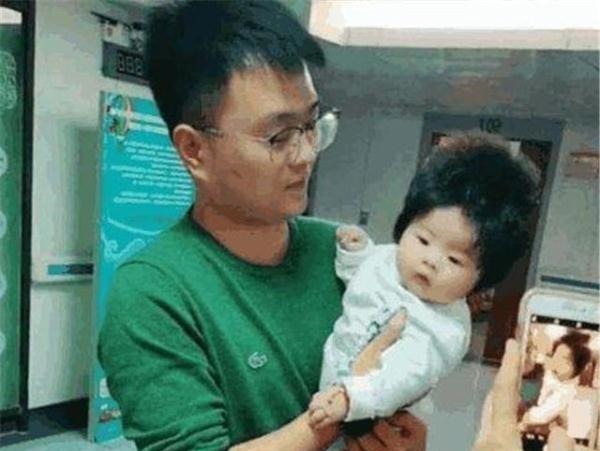 宝宝|两岁宝宝成“万人迷”,路人纷纷拿手机拍照,这发量太让人羡慕