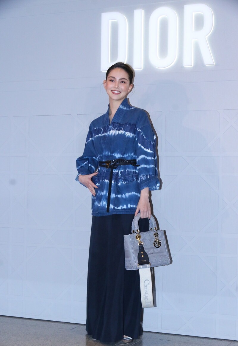 连衣裙|昆凌不愧是天王嫂,牛仔外套搭渔网袜个性洋气,漫画腿绝了