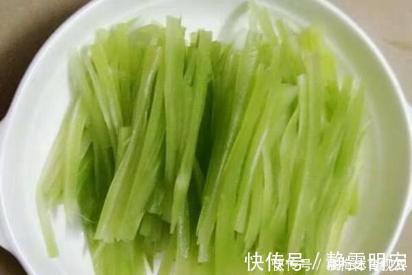 凉拌莴笋丝不要焯水,一招吃遍天,莴笋丝香脆又入味,太开胃了