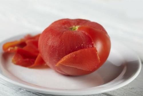 西红柿去皮别用开水烫了,教你1个简单方法,10秒去皮,太实用了