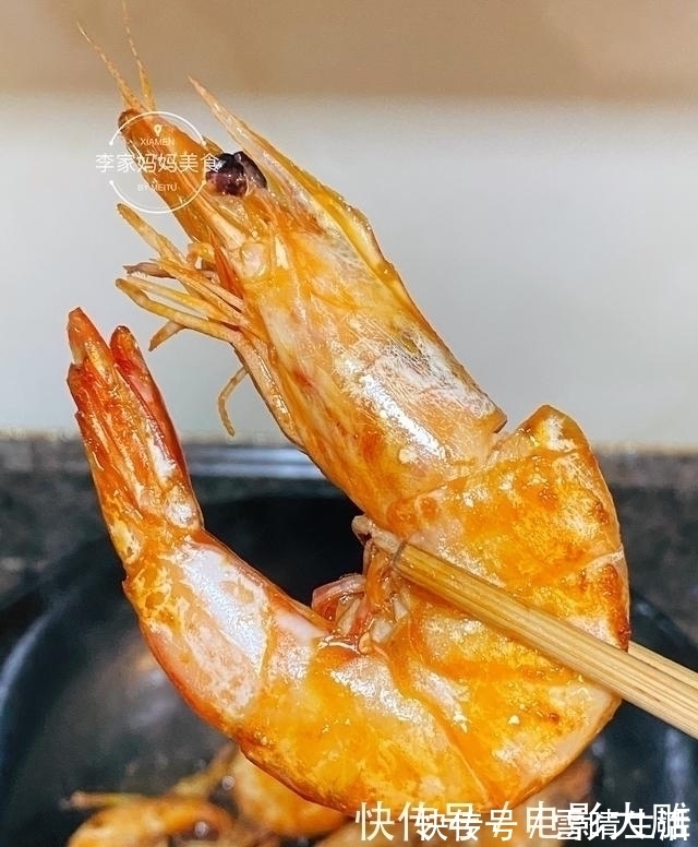 粗茶淡饭|中秋家宴，分享一道大虾简单的做法，不加水不加盐，鲜香美味
