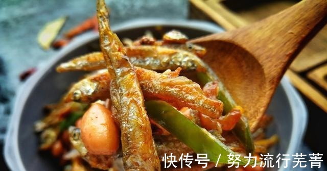 香辣小鱼干，香辣可口，下酒下饭都很棒！