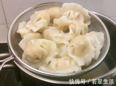 好吃|煮冻饺子，别直接下锅煮！大厨教你三招，饺子嫩滑好吃，不破皮