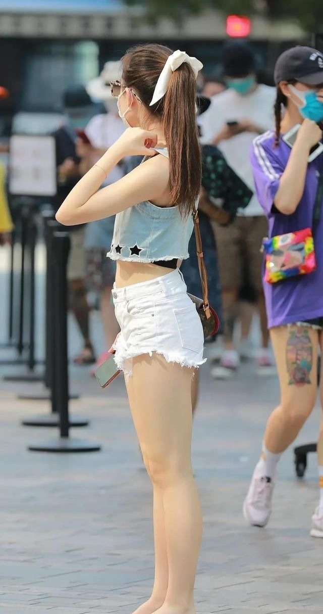 瑜伽裤|紧身牛仔裤搭配黑色开衫，气质优雅，减龄又少女感十足