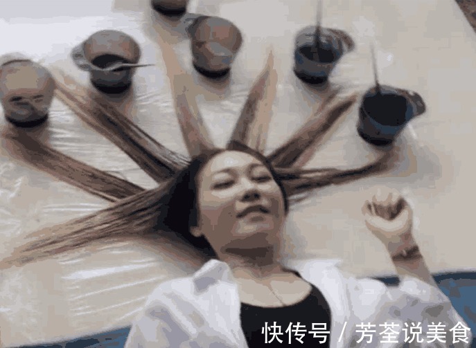 塑料膜 理发师用“绝活”给美女染发, 过程很奇葩,效果却出奇的好