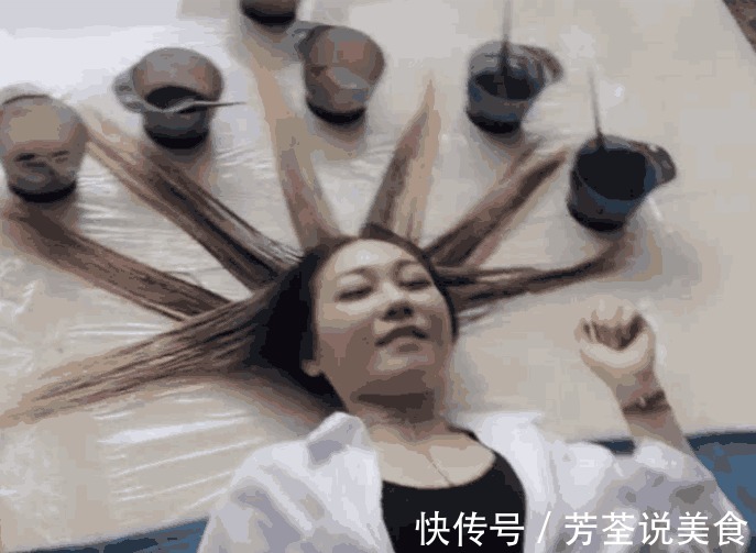 塑料膜 理发师用“绝活”给美女染发, 过程很奇葩，效果却出奇的好