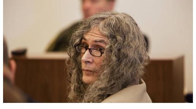 被拒绝后,罗德尼-阿尔卡拉于1979年在洛杉矶谋杀了12岁的罗宾-萨姆索.