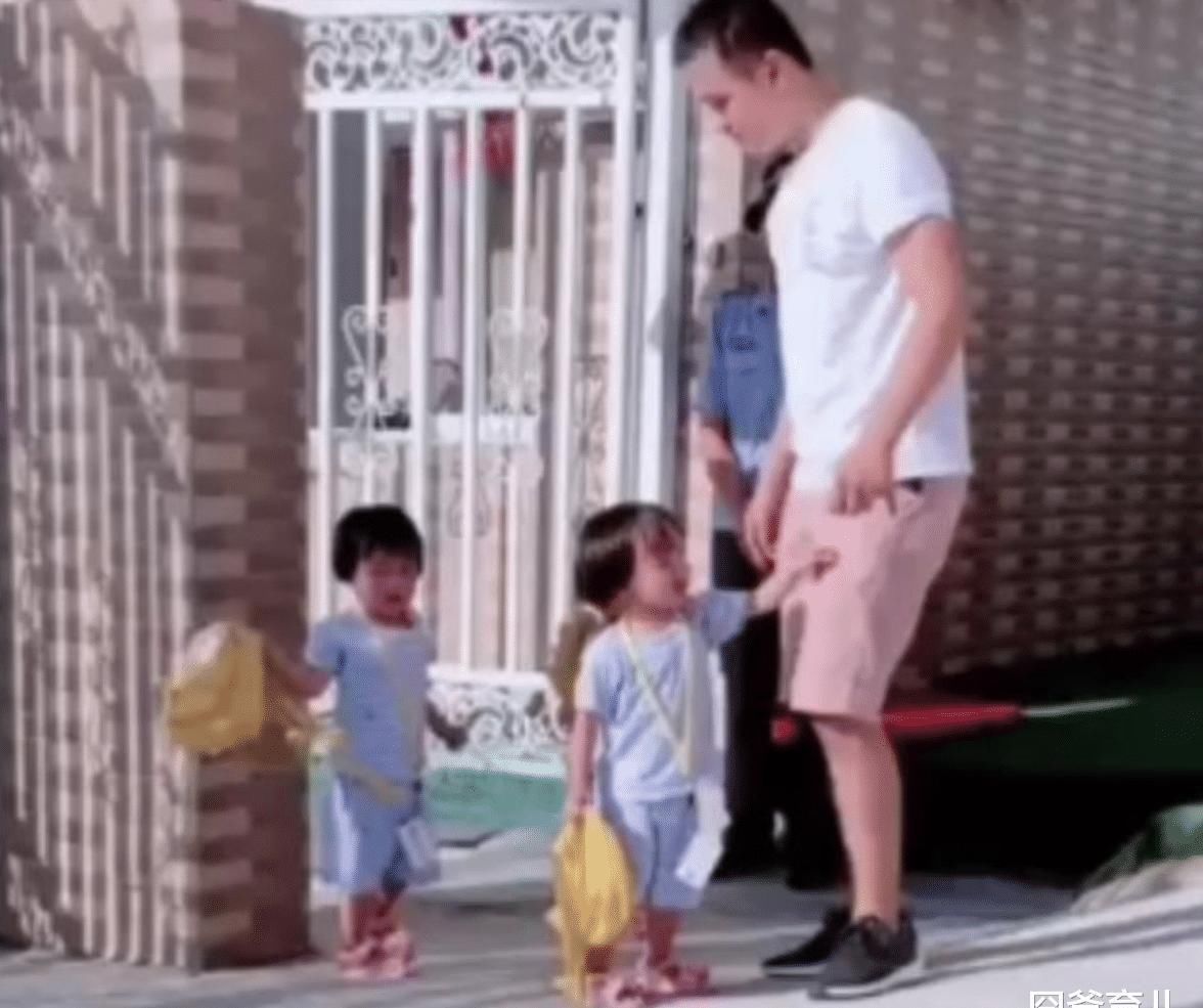 门卫|因爸爸接孩子迟到,三胞胎女儿集体“抗议”,把门卫大爷逗笑了