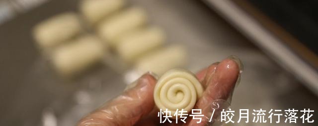 紫薯蛋黄酥|紫薯蛋黄酥的简单做法，香酥可口，营养美味！