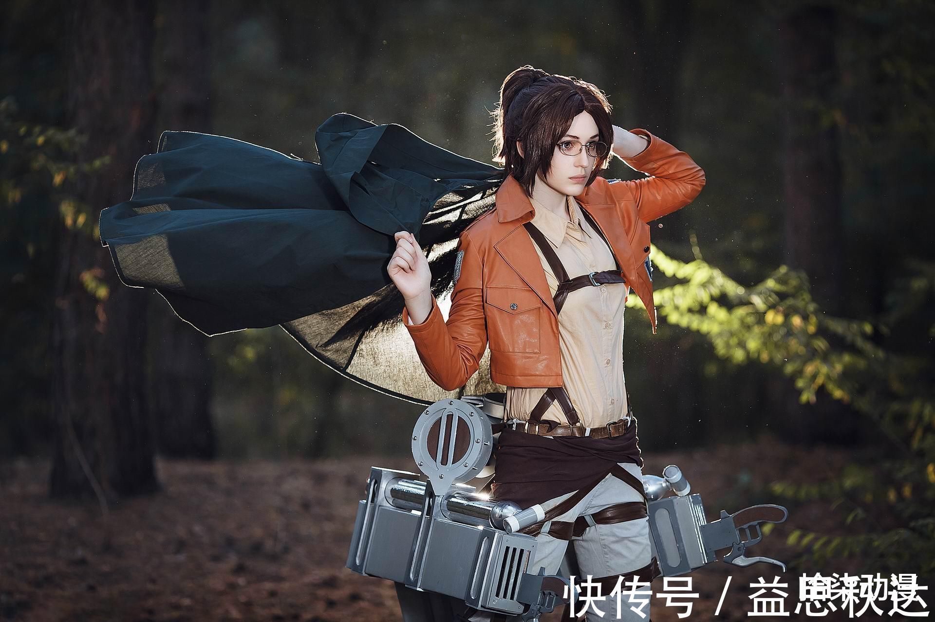 阿柒|进击的巨人COS:小哥神还原巨人模样!韩吉漂亮潇洒,风头盖过三笠