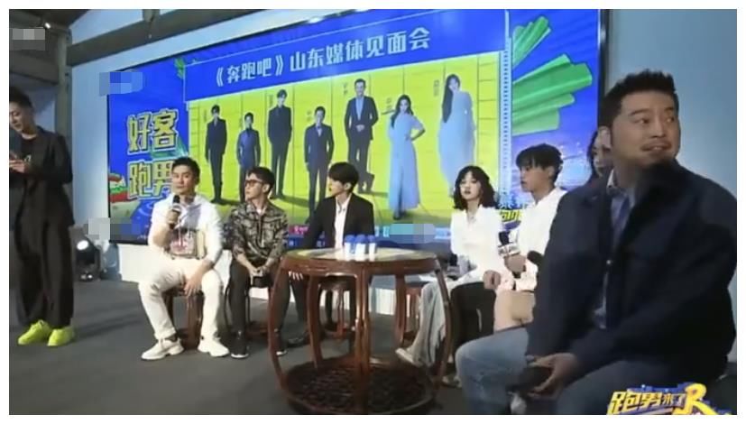 跑男家族出席发布会，baby穿短裙容易走光，黄旭熙的举动好圈粉