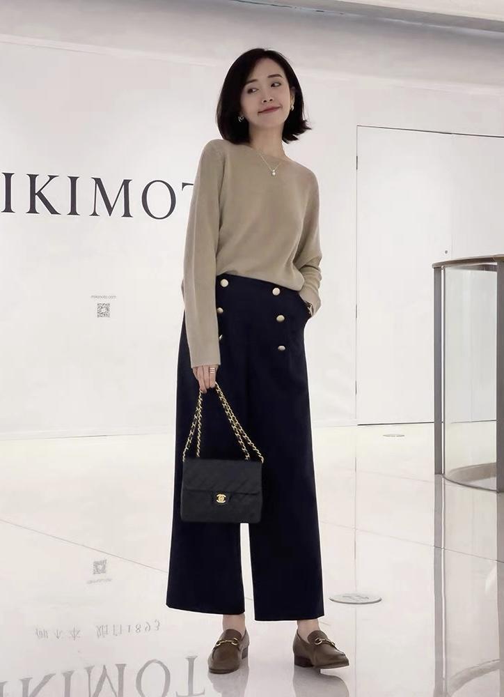 大衣|40+的女人秋冬怎么穿才减龄?毛衣+西装裤干练时髦,保暖又舒适