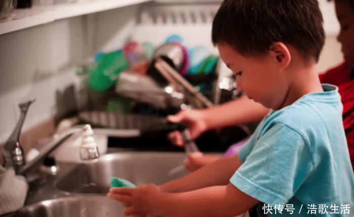 工具|萌娃给爸爸搓澡被赶出,哭着亮出搓澡工具后,网友:绝对是亲生的