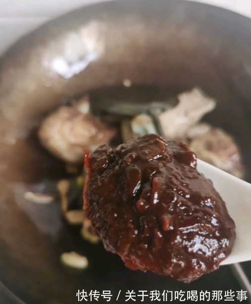 贴秋膘|贴秋膘,尝尝这道“酱骨头”,软烂脱骨,酱香入味,汤汁拌饭好吃