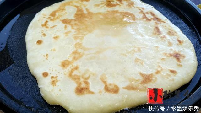  烙饼|烙饼为什么发干发硬大多人以为用开水烫面，抹很多油，其实都错