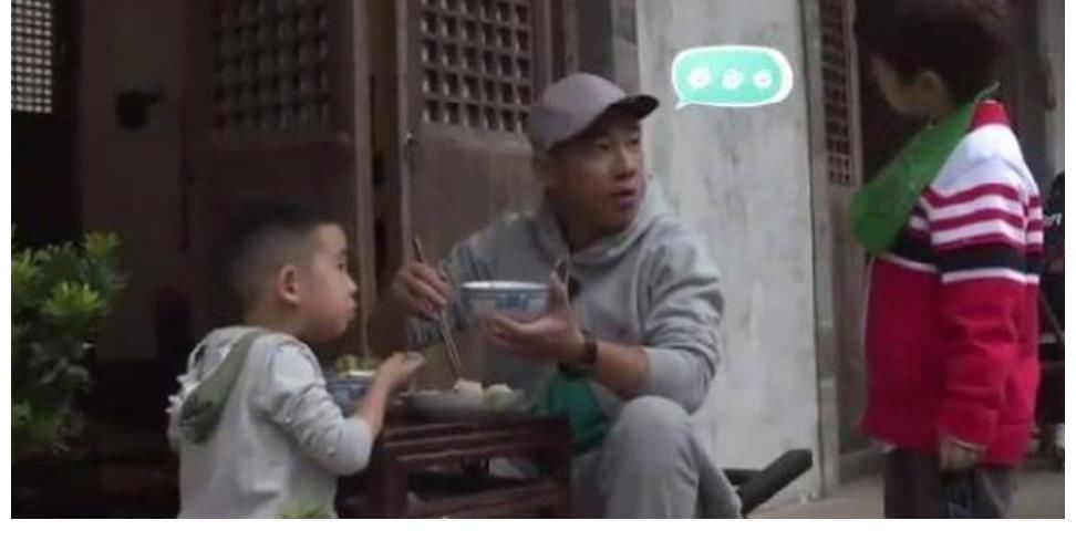 嗯哼看不惯陈小春吃饭坐姿,陈小春:我们穷人家,太子你回房吃去