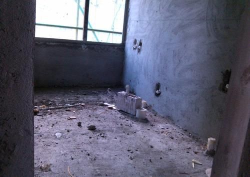 彩礼|婚房不加俺名还让俺拿装修钱？女子找人砸碎婚房门窗：谁都别想好