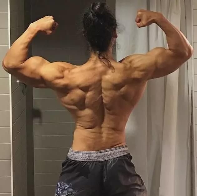 杠铃片|50岁大叔练习1万次引体向上后，背部成了这样