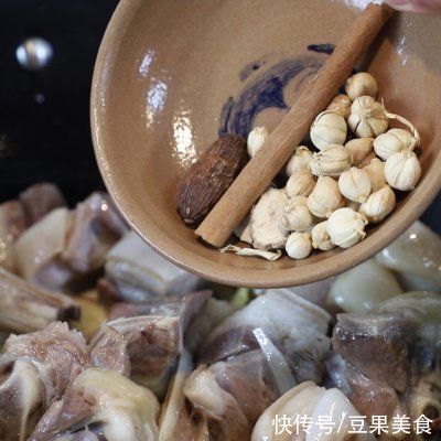 红焖羊肉一口下肚，唇齿留香