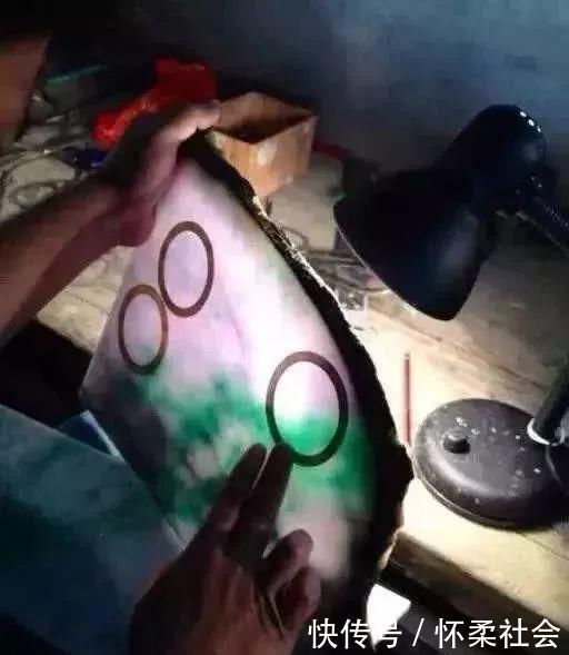 赌石|疯狂赌石,20万入手的木那翡翠原石,一刀切涨近千万