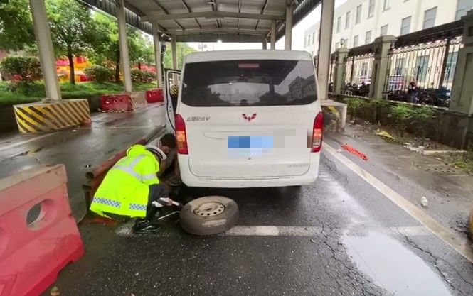 辅警|萧山一男子在水中泡了十几个小时，当他脱下鞋的瞬间让人泪目