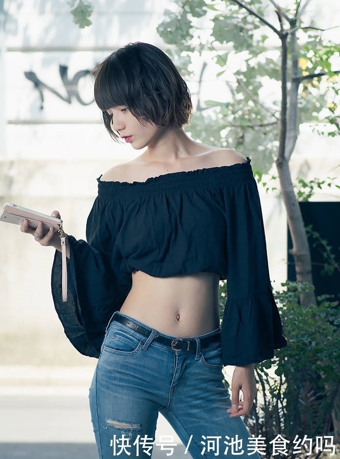 时尚穿搭:牛仔裤搭配露脐上衣,秀出娇艳动人的气质。
