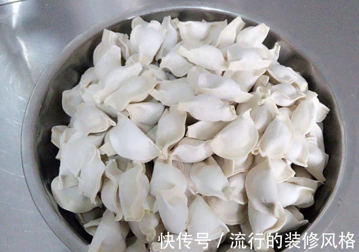 煮冻饺子时,用热水还是冷水煮?都错了,30年大厨教你正确方法!