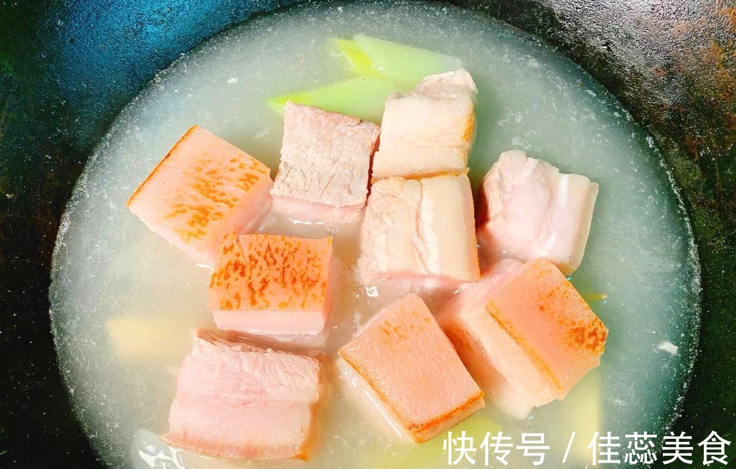 做红烧肉时,用冰糖还是白糖?多数人不懂,难怪肉不香不红还发黑