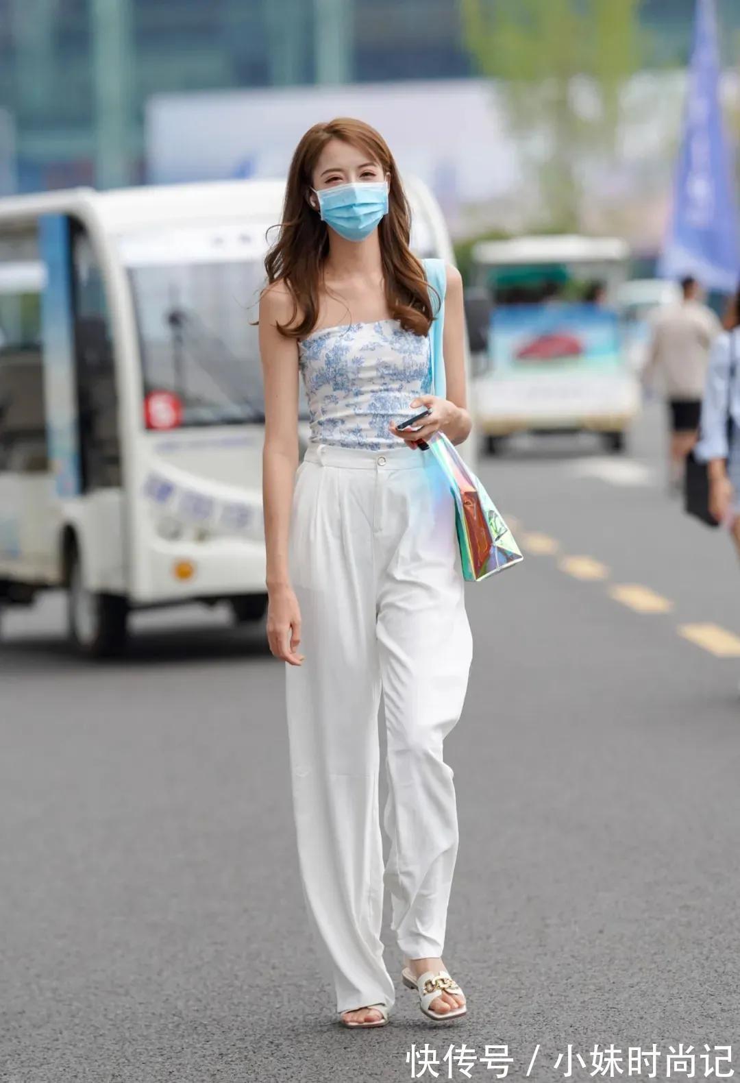 白色裤子|街拍穿白色裤子的女人