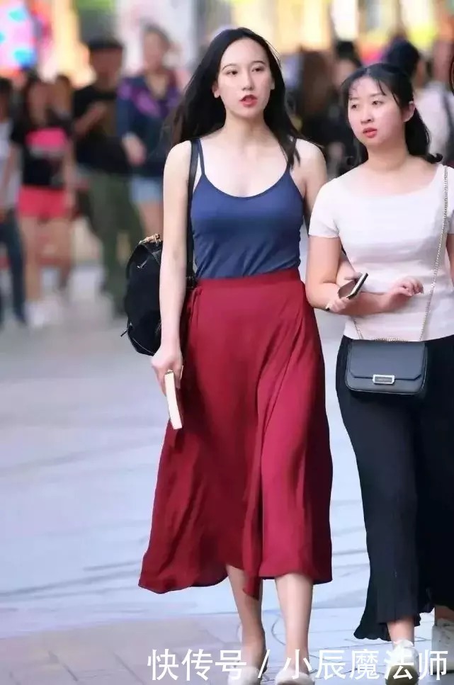 穿着|美女穿搭:女神和闺蜜一起出行,穿着简约时尚魅力,依旧美得很出众