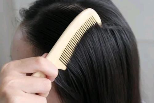 营养物质|头皮上抠出“白泥”，不仅仅是没洗头那么简单，这些原因也别忽视