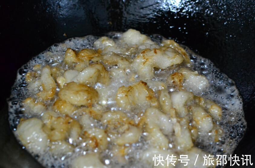 一碗“面糊”倒进猪油里炒,出锅后揉成团,朋友都抢着要!