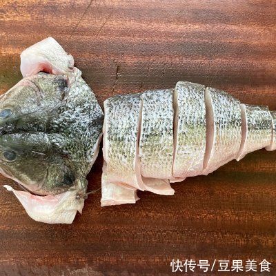 鲈鱼不止可以清蒸,这么做大人小孩抢着吃,酱香浓郁,回味无穷