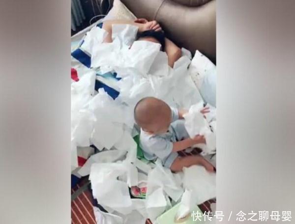 妈妈|爸爸帮妈妈照看宝宝时睡着了,1岁宝宝用纸淹没了爸爸,笑翻妈妈