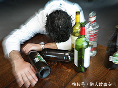 高血脂|57岁中医提醒:秋天用1片叶子泡水,消灭甘油三酯,高血脂自己好