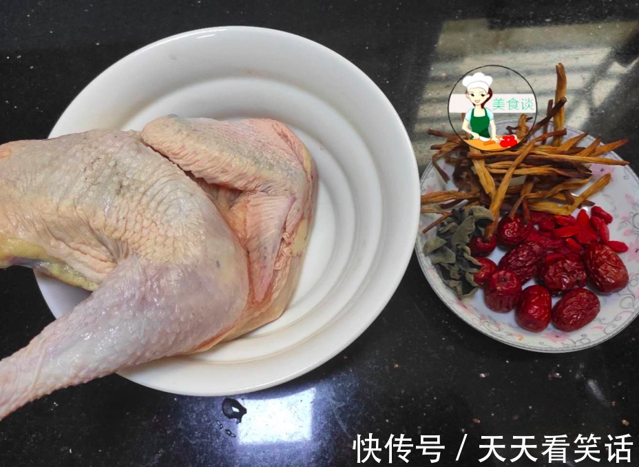 木耳跟此菜是绝配，蒸一蒸就好，营养好吃不上火，常吃提高免疫力