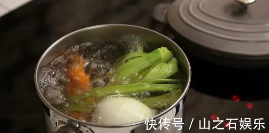 鸡蛋壳|在家里养花时，肥皂水、鸡蛋壳或煮菜的水别丢，是可以用来养花的