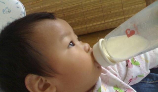 母乳喂养|你冲奶粉时，是先放水还是先放奶粉宝妈别把顺序弄错了！