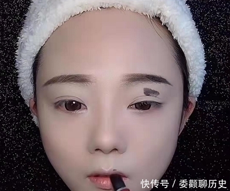 艺术生用“黑色口红”画全脸，开始：一看就会，成品：一学就废！