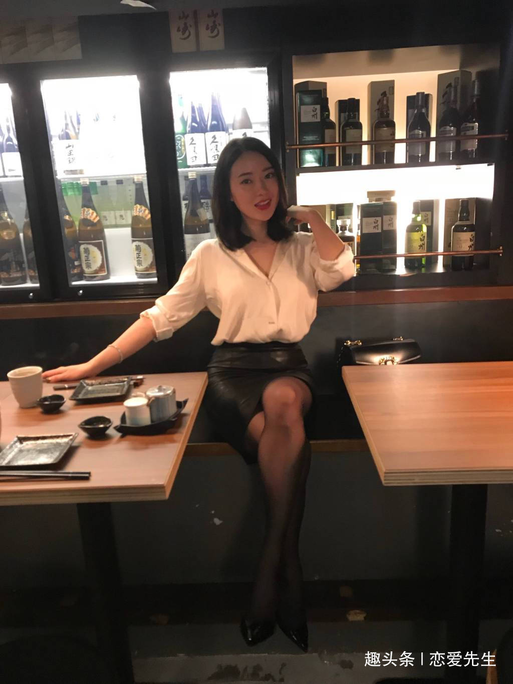 丝袜 黑丝皮裙高跟穿搭,深V白色亚麻衬衫迷人坐姿