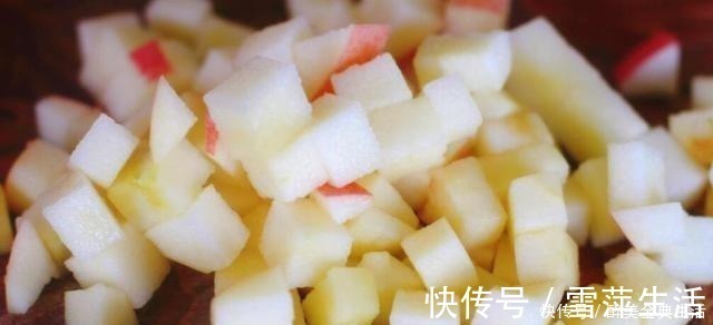 营养物质|玉米面最好吃的做法,加1个苹果,养胃助消化,孩子特别喜欢吃!