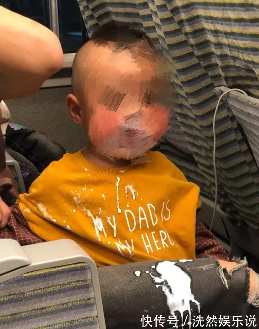 列车员|高铁上孩子不小心洒了酸奶,爸爸接下来的行为让周围人议论纷纷!