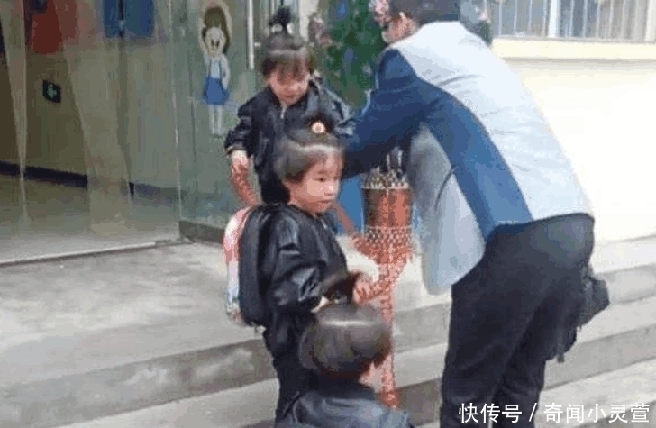 放学|爸爸接四胞胎放学犯了愁, 看到爸爸手里的东西, 老师忍不住笑了!