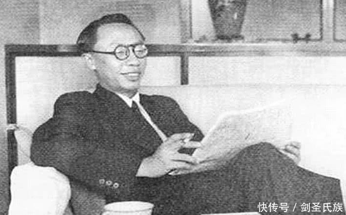 下班|溥仪下班准备挤公交,一群人突然跪地喊皇上,溥仪的反应绝了!