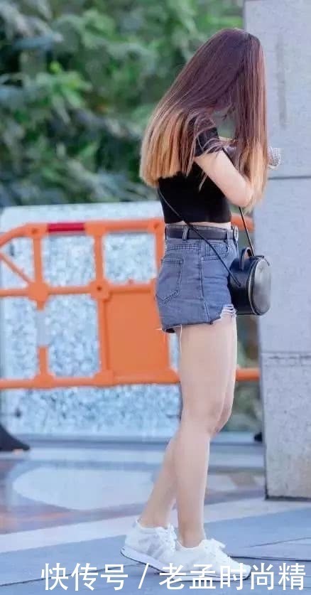 街拍美女 牛仔热裤大白腿妹纸清新动人